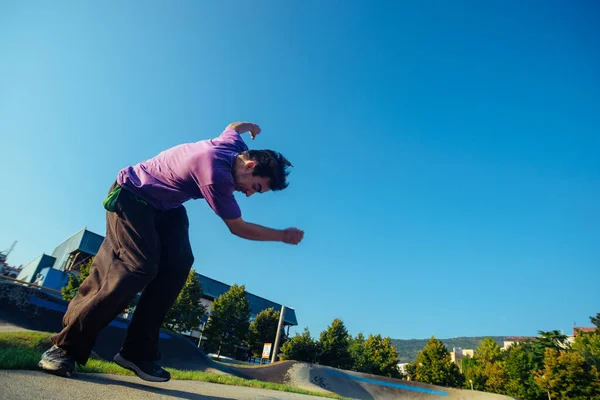 Sportos Férfi Aki Parkour Akrobatikát Játszik Skateparkban — Stock Fotó