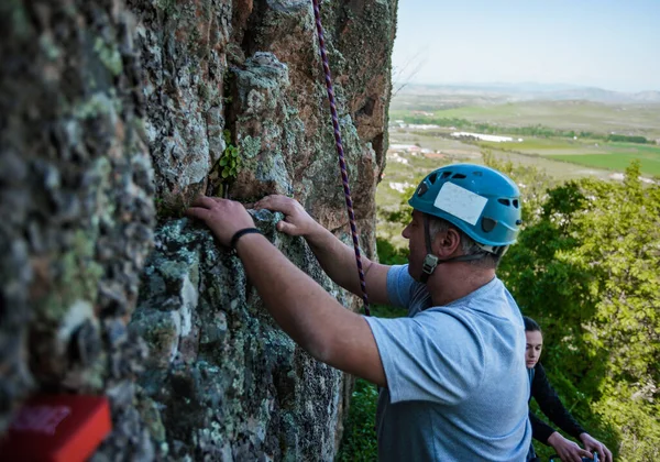 Kıdemli Erkek Tırmanışçı Aşağı Inen Camlar Karibinerler Ile Donatılmış — Stok fotoğraf