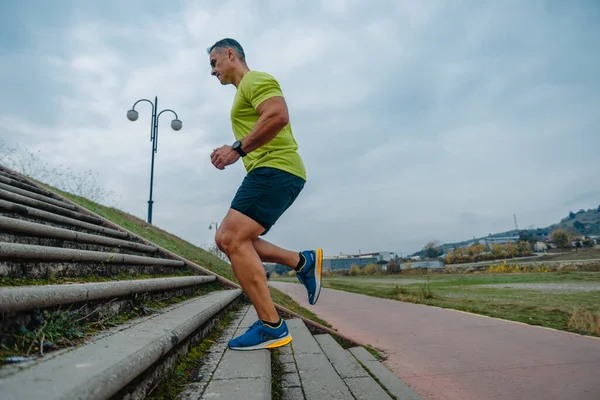 40歳以上のアスレチックマンはランニング中にスポーツウェアを着て — ストック写真