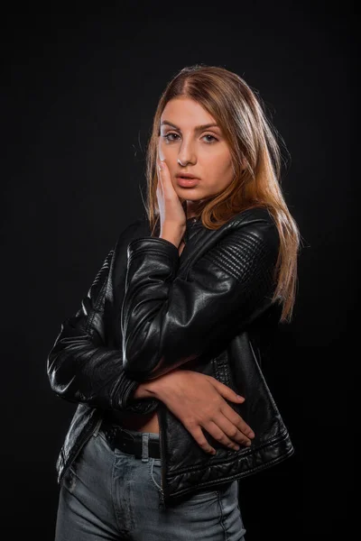 Body Shot Van Een Cool Modern Meisje Met Zwart Leren — Stockfoto