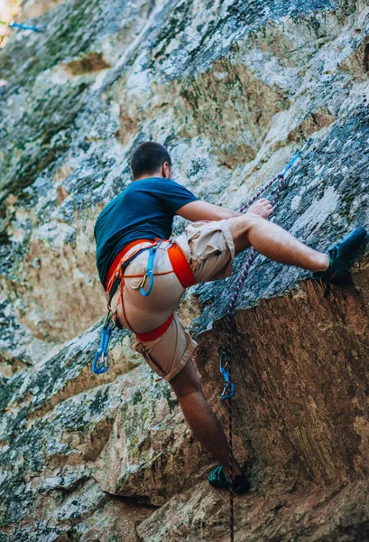 Jeune Homme Courageux Escaladant Mur Escarpé Montagne — Photo