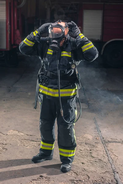 Retrato Bombero Con Asistencia Casco Bombero Fondo Oscuro Con Humo —  Fotos de Stock