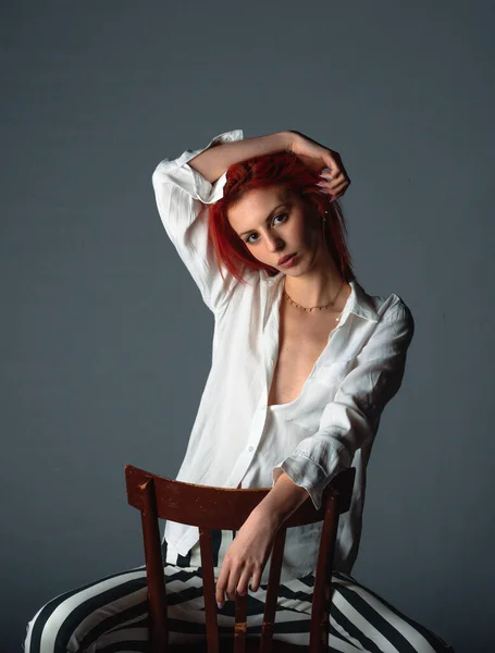Stilvolle Junge Frau Trägt Streifenhose Und Weißes Hemd Während Sie — Stockfoto