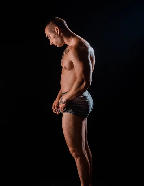 Uomo Sportivo Con Corpo Perfetto Dopo Allenamento Isolato Sfondo Nero — Foto Stock