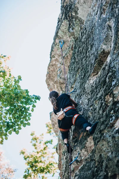 Kız Bir Tırmanış Yapıyor Doğada Spor Açık Havada Aktif Yaşam — Stok fotoğraf