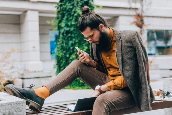 Moderno Hipster Leyendo Libro Plaza Ciudad Durante Día — Foto de Stock