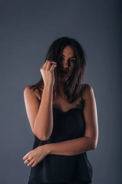 Retrato Una Hermosa Modelo Femenina Mirando Serio Cámara Mientras Toca —  Fotos de Stock