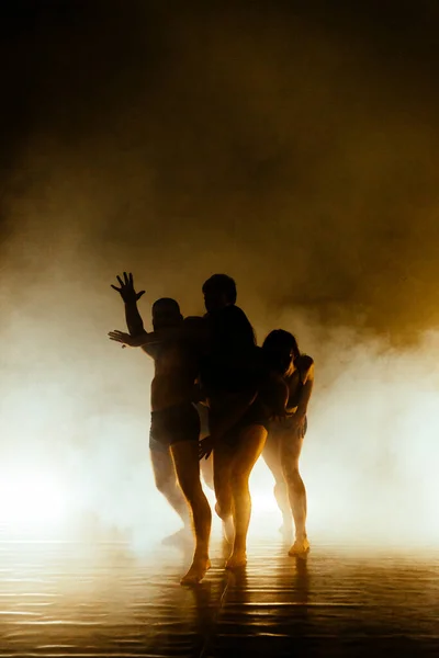 ダンスの授業中に活動するコンテンポラリーダンスのパフォーマー — ストック写真