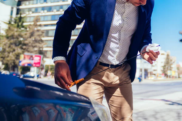 Mavi Ceket Giyen Yakışıklı Bir Işadamı Arabasının Kaputunu Kaldırıyor Güneşli — Stok fotoğraf