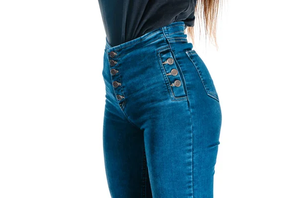 現代的なスタイルの青いジーンズを身に着けている流行の若い女性のスタジオボディショット — ストック写真