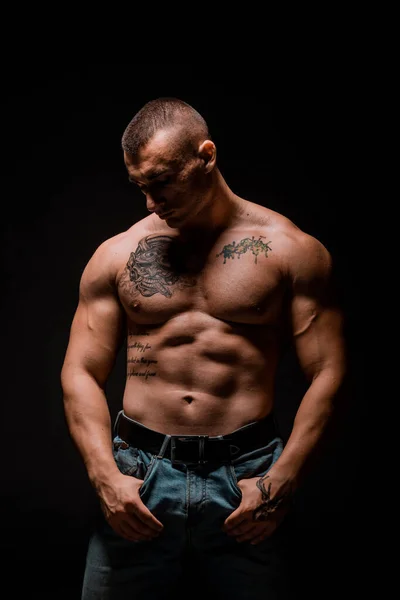 筋肉質とフィット若いですボディビルダーフィットネス男性モデルポーズ上の黒の背景 — ストック写真