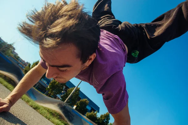 Akrobatyczny Mężczyzna Balansujący Stojaku Rękach Betonowej Podłodze Skateparku — Zdjęcie stockowe