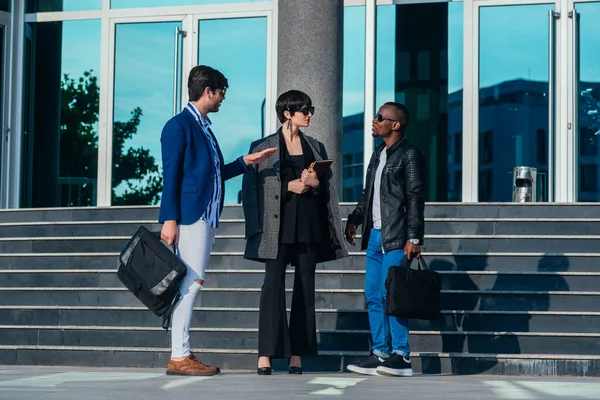 Gruppe Von Drei Multiethnischen Geschäftskollegen Unterhält Sich Während Sie Einer — Stockfoto