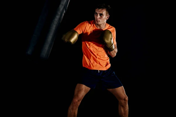 Bonito Homem Musculoso Luvas Boxe Está Praticando Com Saco Perfuração — Fotografia de Stock