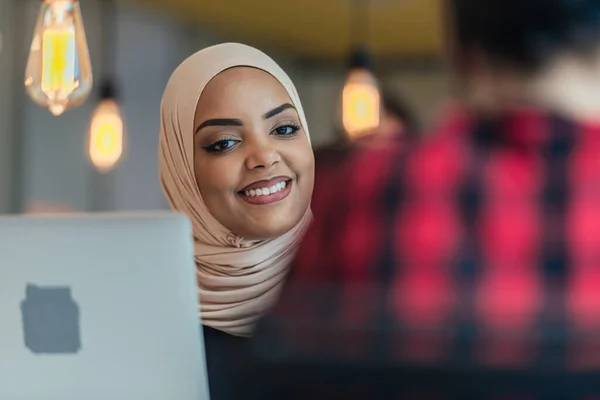 Gadis Muslim Afrika Mengenakan Jilbab Bekerja Pada Laptop Sebuah Perusahaan — Stok Foto