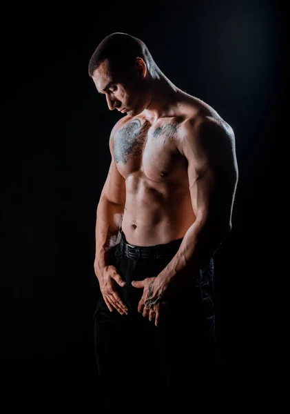 Eğitilmiş Vücudunu Gösteren Fiziksel Olarak Fit Bir Adamın Portresi — Stok fotoğraf