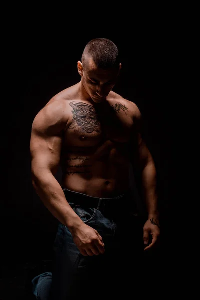 Joven Fuerte Guapo Demuestra Torso Muscular Bíceps — Foto de Stock