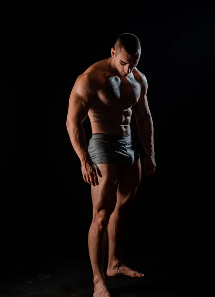 Retrato Joven Musculoso Que Flexiona Sus Músculos Sobre Fondo Oscuro — Foto de Stock