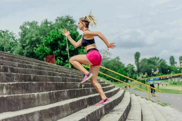 Potrivesc Atlet Sănătos Femeie Frumoasă Îmbrăcăminte Sport Strânsă Sărind Scări — Fotografie, imagine de stoc