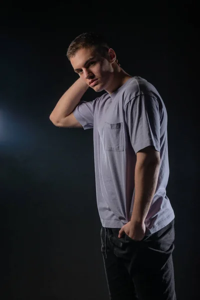 Portrait Beau Jeune Homme Portant Shirt Gris Pantalon Noir Pose — Photo