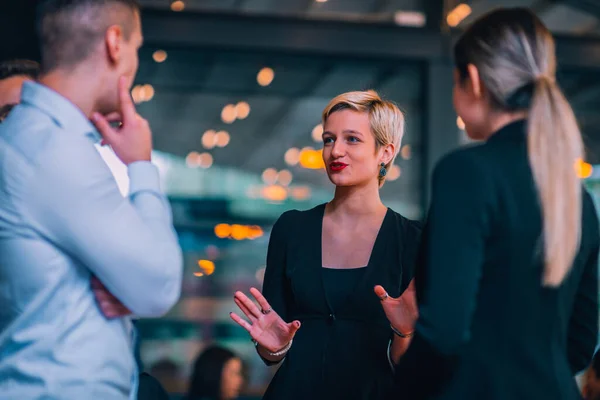 Grupp Bestående Tre Unga Företagare Som Diskuterar Affärsidéer Framför Ett — Stockfoto