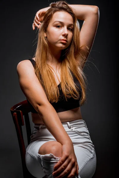 Atractiva Modelo Femenina Joven Posando Ropa Moderna Con Estilo —  Fotos de Stock