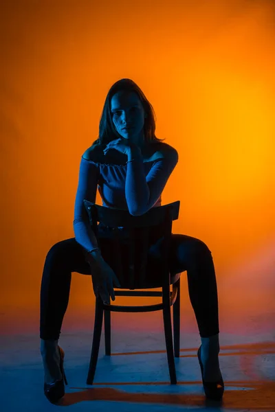 Retrato Uma Jovem Atraente Vestida Com Jeans Pretos Camisa Manga — Fotografia de Stock