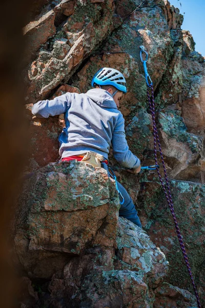 Aktif Yaşam Tarzı Doğada Spor Zor Bir Tırmanış Rotasının Üstesinden — Stok fotoğraf