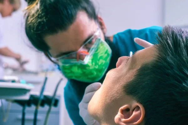 Imagem Perto Dentista Barbudo Verificando Dentes Paciente Clínica Odontológica — Fotografia de Stock