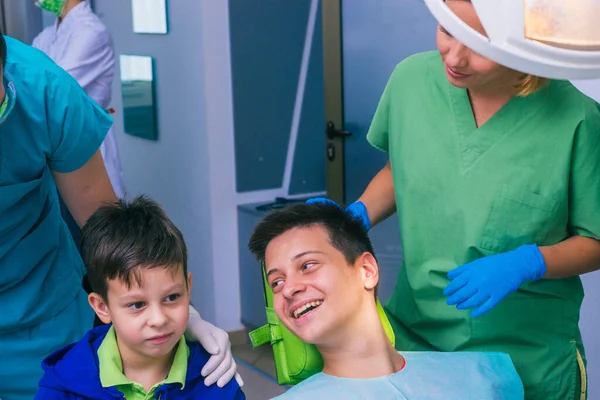 歯医者の専門チームと歯科事務所の患者として2人の若い男の子 — ストック写真