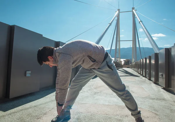 Formda Bir Adam Şehirde Koşuya Hazırlanıyor — Stok fotoğraf