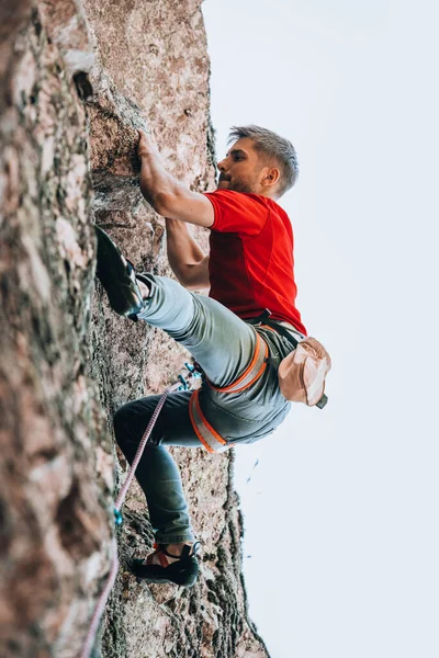 Homem Com Dreadlocks Escalando Uma Montanha Íngreme Com Arnês Uma — Fotografia de Stock