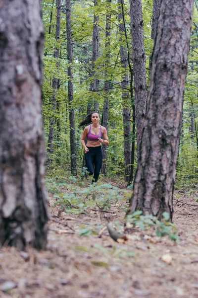 Jong Kaukasisch Meisje Joggen Het Bos Gezien Van Verre — Stockfoto