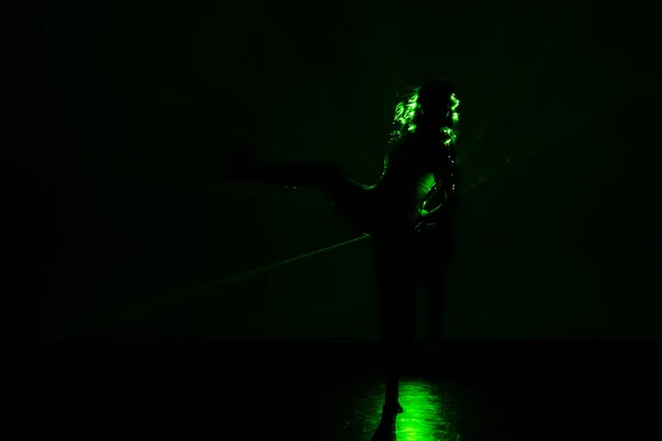 Rayons Laser Silhouette Danseur Effectuant Une Routine Danse Contemporaine — Photo
