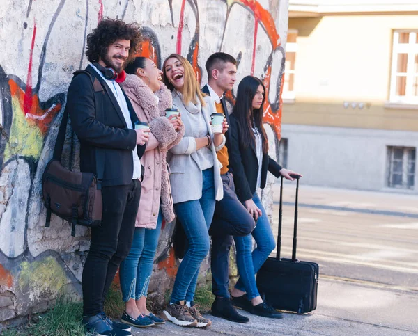 Gruppo Amici Colleghi Che Frequentano Area Urbana — Foto Stock