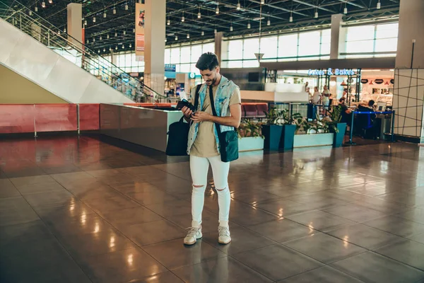 Man Med Handväska Vardagskläder Som Håller Sitt Bagage Stående Hallen — Stockfoto