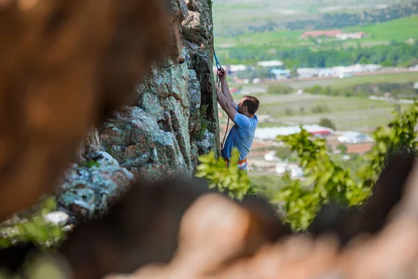 Genç Erkek Kaya Tırmanışçısı Uçurumda Zorlu Bir Rotada — Stok fotoğraf