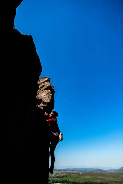 Kaya Tırmanışçısı Zorlu Bir Uçuruma Tırmanıyor Aşırı Spor Tırmanışı Özgürlük — Stok fotoğraf