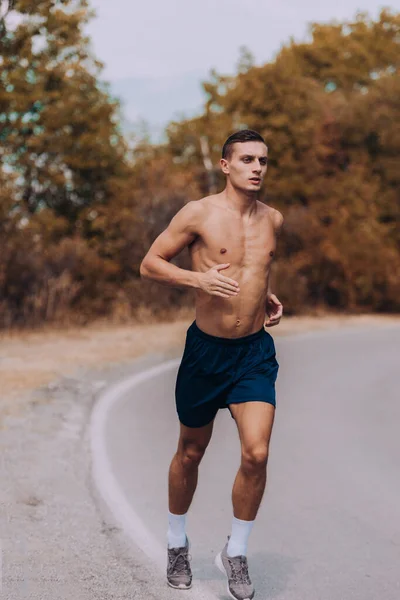 Man Sprinten Weg Bergen Fit Mannelijke Fitness Loper Tijdens Outdoor — Stockfoto