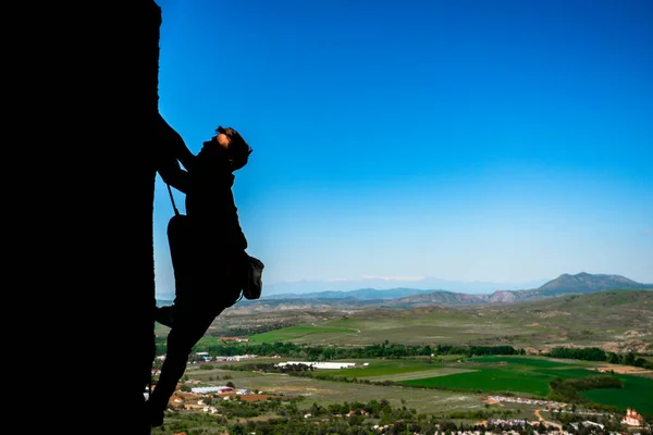 Cesur Kendine Güveni Tam Bir Kaya Tırmanıcısıdır — Stok fotoğraf