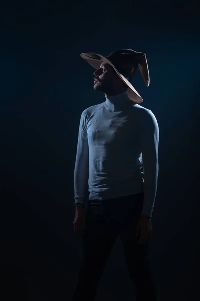Stüdyoda Yüksek Kontrastlı Koyu Arkaplanda Poz Veren Kovboy Şapkalı Seksi — Stok fotoğraf