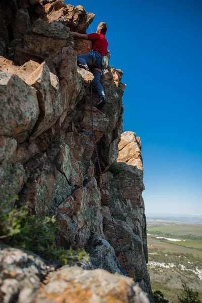 Bergsteiger Erklimmt Die Klippe Mit Seilen Und Ausrüstung Der Einsatz — Stockfoto