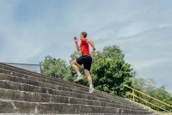 Ung Attraktiv Manlig Idrottsman Tränar Och Kör Upp Trappan Parken — Stockfoto