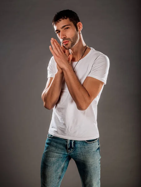 Retrato Jovem Bonito Vestindo Calças Jeans Azuis Camiseta Branca Isolada — Fotografia de Stock