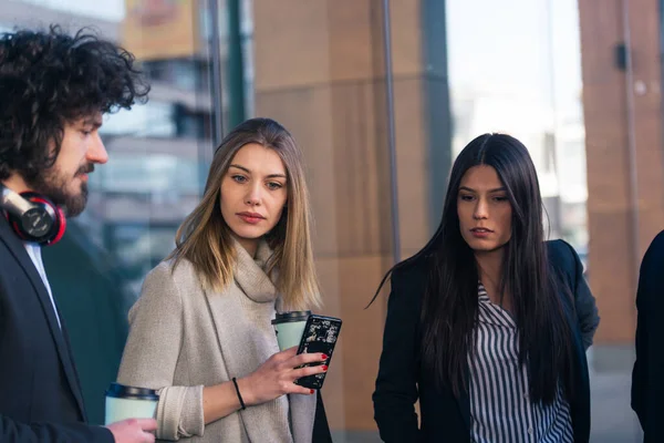 Grupo Diversos Compañeros Trabajo Pie Juntos Charlando — Foto de Stock