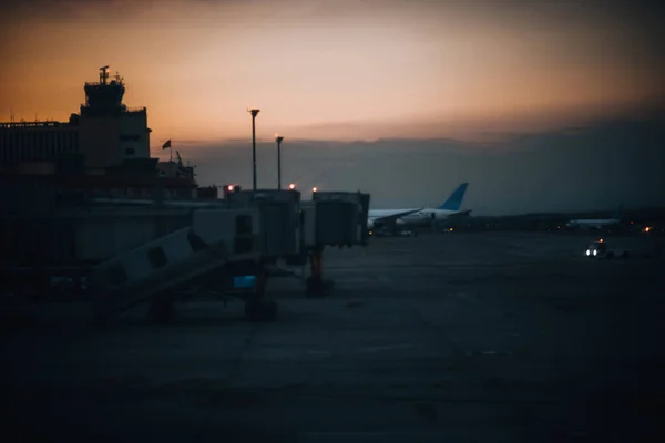 Több Beszállóhíddal Rendelkező Nemzetközi Repülőtér Földi Támogató Járművek Repülőgépek — Stock Fotó