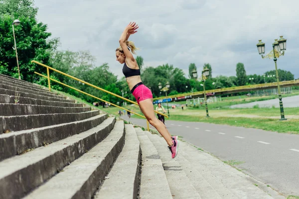 Potrivesc Atlet Sănătos Femeie Frumoasă Îmbrăcăminte Sport Strânsă Sărind Scări — Fotografie, imagine de stoc