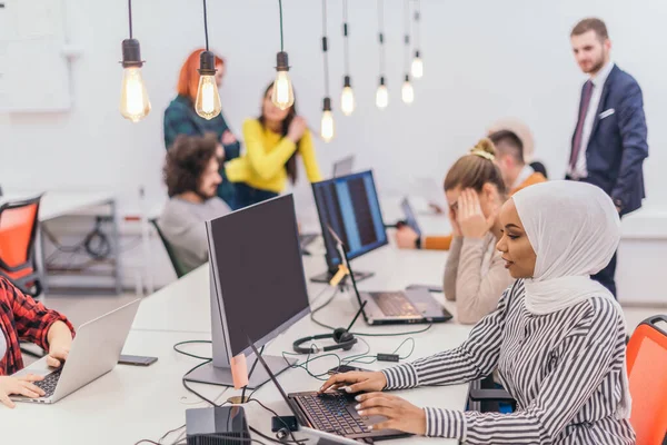 Grupo Colegas Multiétnicos Que Trabajan Computadoras Escritorio Espacio Oficina Moderno —  Fotos de Stock