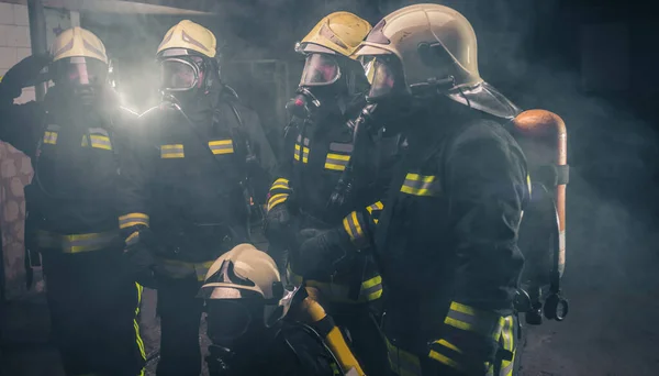 Команда Пожарного Стоящая Посреди Дыма Огнетушителя Внутри Пожарной Части — стоковое фото