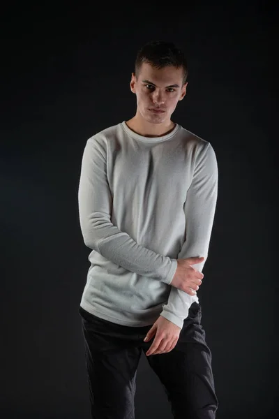 Modeporträt Auf Schwarzem Hintergrund Eines Hübschen Männlichen Modells Weißer Bluse — Stockfoto